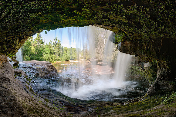 Behind O-Kun-de-Kun Falls