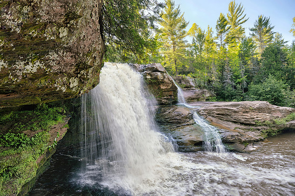 An Evening at O-Kun-de-Kun Falls