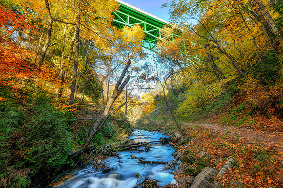 the Cut River flowing under the Cut River Bridge.