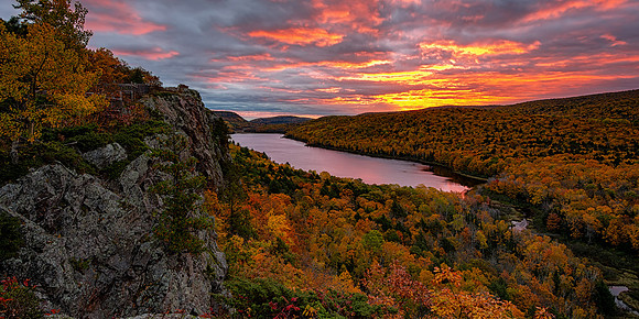 Lake of the Clouds Autumn surprise